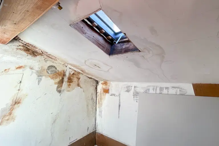 avant-traitement-degat-des-eaux-et-peinture-interieur